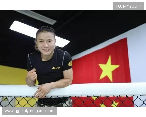 UFC女子组断头技惊呆全场：巾帼英雄的极限瞬间